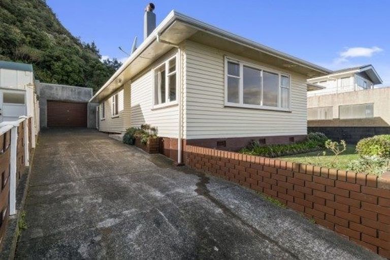 Photo of property in 81 Breaker Bay Road, Breaker Bay, Wellington, 6022