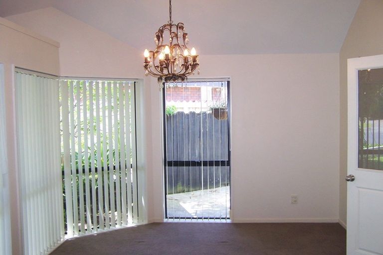 Photo of property in 42 Matterhorn Crescent, Northpark, Auckland, 2013