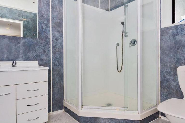 Photo of property in 27 Hobsonville Road, West Harbour, Auckland, 0618