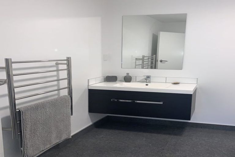 Photo of property in 111 Pupuke Road, Northcote, Auckland, 0627