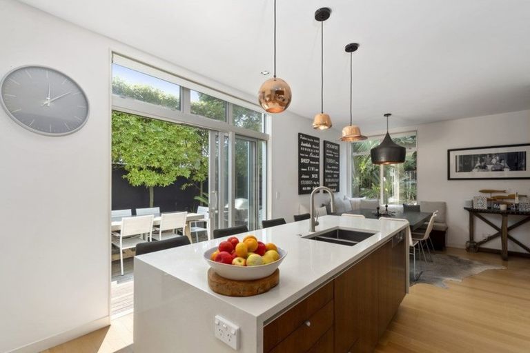 Photo of property in 8 Sylvan Park Avenue, Milford, Auckland, 0620