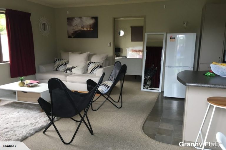 Photo of property in 4 Johnstone Drive, Fitzherbert, Palmerston North, 4410