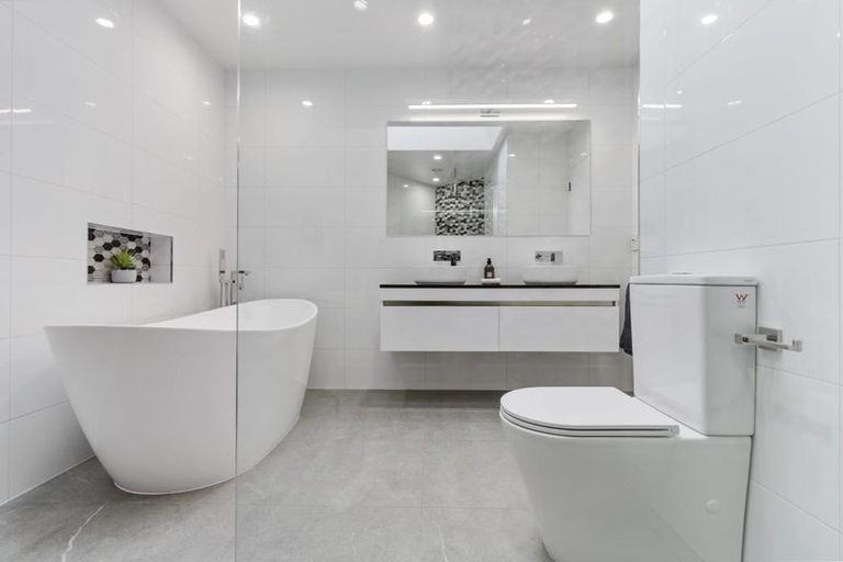 Photo of property in 11 Tyrico Close, Unsworth Heights, Auckland, 0632