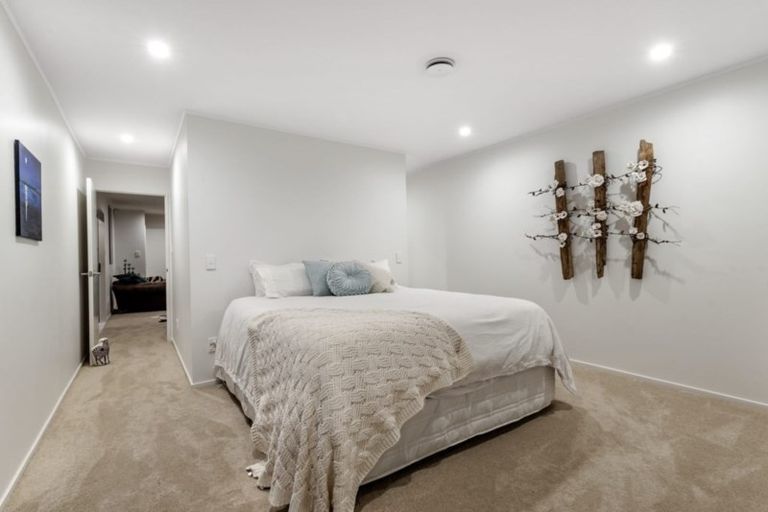 Photo of property in 102 Boord Crescent, Kumeu, 0891