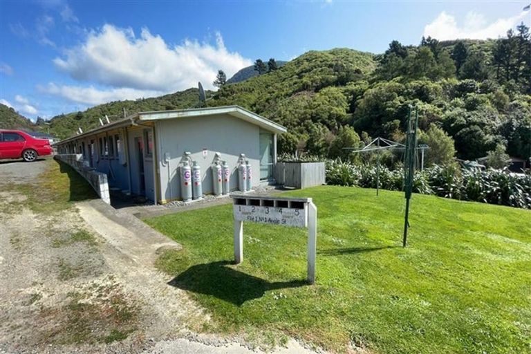 Photo of property in 2/1 Angle Street, Picton, 7220