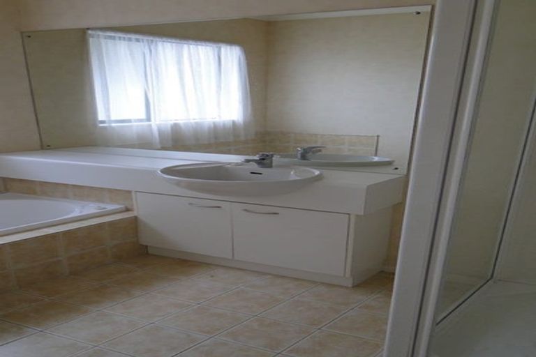 Photo of property in 8 Attymon Lane, East Tamaki, Auckland, 2016