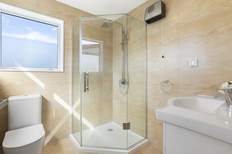 Photo of property in 517 East Coast Road, Murrays Bay, Auckland, 0630