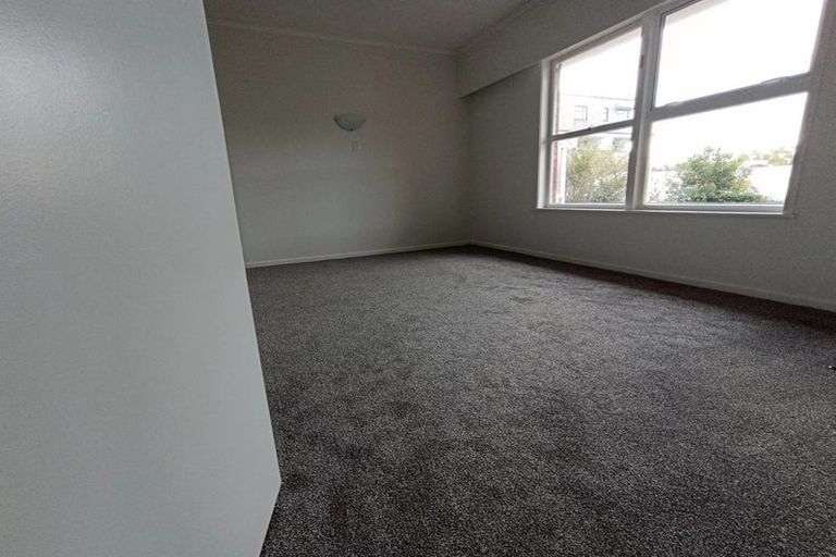 Photo of property in 2/16 Pupuke Road, Takapuna, Auckland, 0622