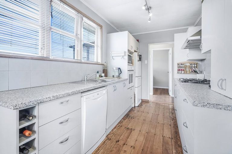 Photo of property in 28 Paul Crescent, Fairfield, Hamilton, 3214