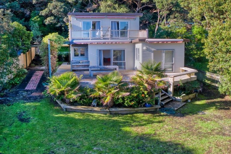 Photo of property in 79 North Piha Road, Piha, 0772