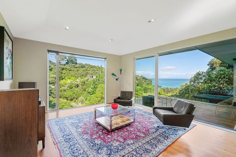 Photo of property in 9 Herrings Cove Place, Titirangi, Auckland, 0604