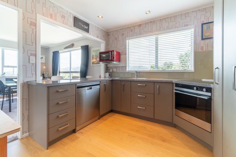 Photo of property in 5 Hillview Crescent, Paparangi, Wellington, 6037