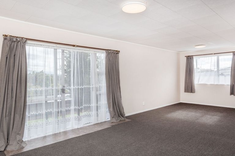 Photo of property in 1/62 Forest Road, Henderson, Auckland, 0612