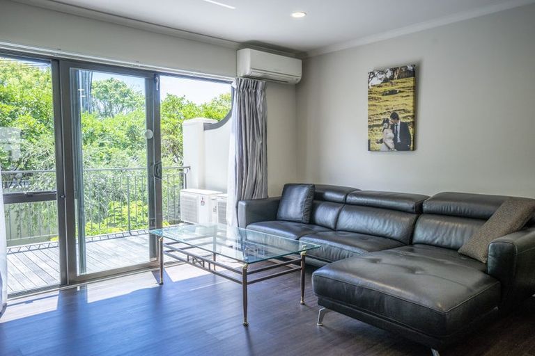 Photo of property in Harbour View Terraces, 2/170 Mokoia Road, Chatswood, Auckland, 0626