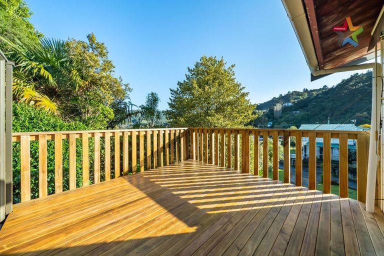 Photo of property in 38 James Grove, Stokes Valley, Lower Hutt, 5019