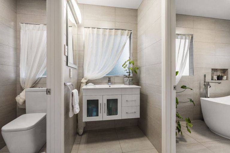 Photo of property in 58 Marina View Drive, West Harbour, Auckland, 0618