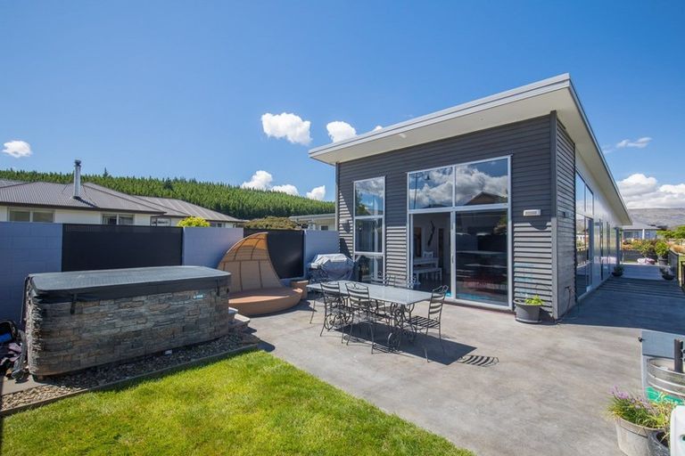 Photo of property in 48 Minaret Ridge, Wanaka, 9305