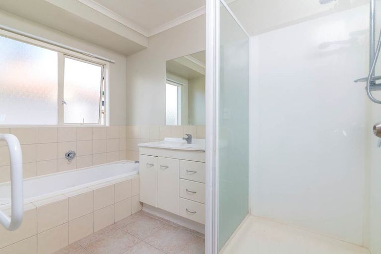 Photo of property in 24 Newry Close, East Tamaki Heights, Auckland, 2016