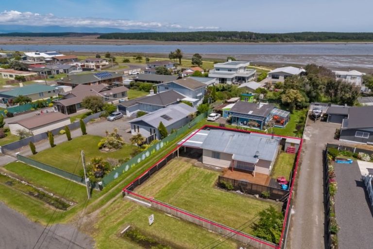 Photo of property in 18a Shortt Street, Foxton Beach, Foxton, 4815