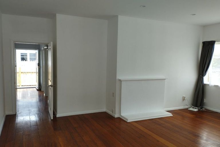 Photo of property in 114 Cambridge Terrace, Fairfield, Lower Hutt, 5011