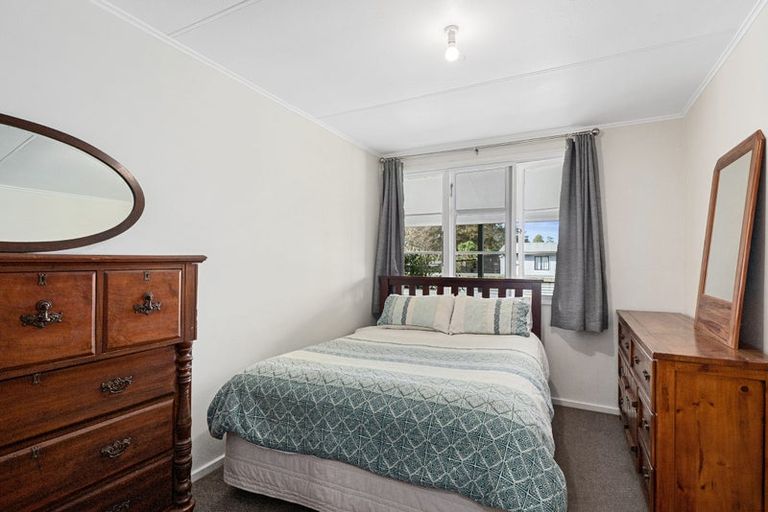 Photo of property in 2/11 Parakai Avenue, Parakai, 0830