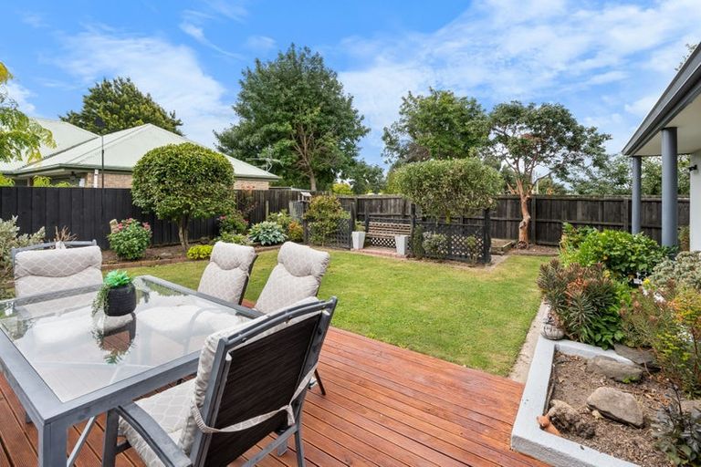 Photo of property in 21 Thornwood Place, Redwood, Christchurch, 8051