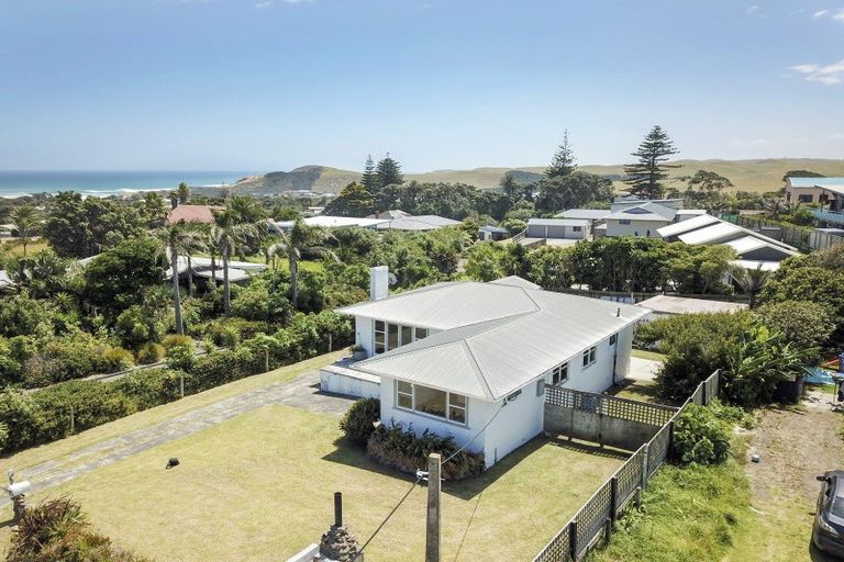 Photo of property in 32 Ripiro Drive, Baylys Beach, Dargaville, 0377