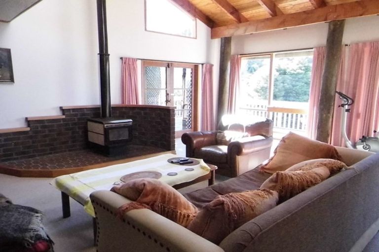 Photo of property in 5 Kekeno Grove, Tirohanga, Lower Hutt, 5010