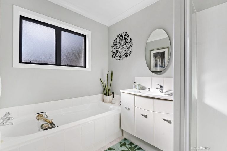 Photo of property in 55 Woodhouse Avenue, Karori, Wellington, 6012