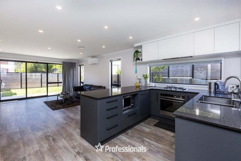 Photo of property in 2 Dahl Drive, Wallaceville, Upper Hutt, 5018