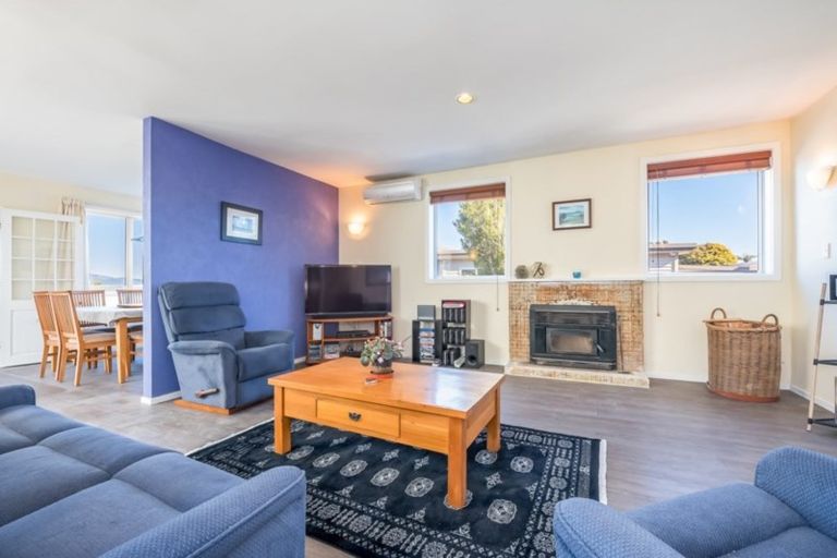 Photo of property in 7 Te Whiti Grove, Korokoro, Lower Hutt, 5012
