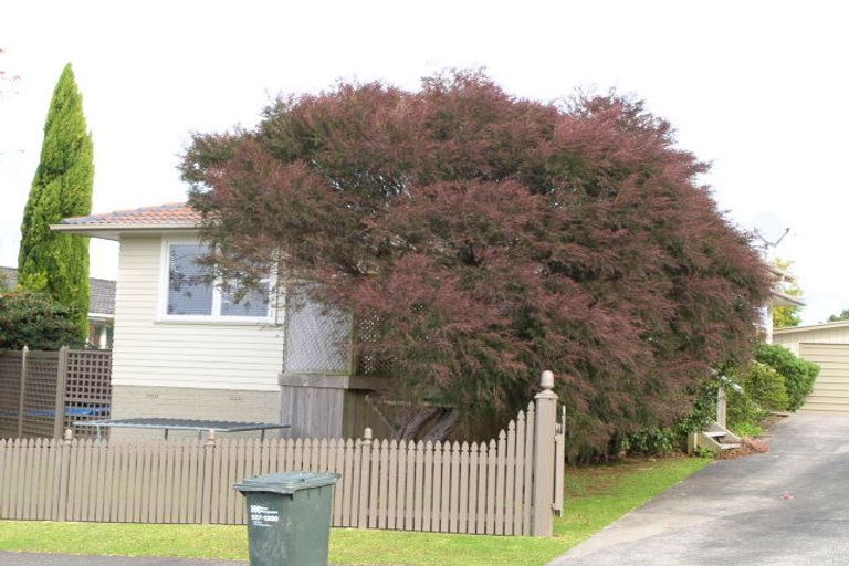 Photo of property in 17 Advene Road, Cockle Bay, Auckland, 2014