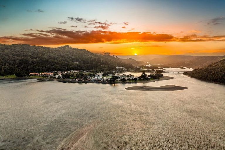 Photo of property in 8 Waiwera Road, Waiwera, Orewa, 0994