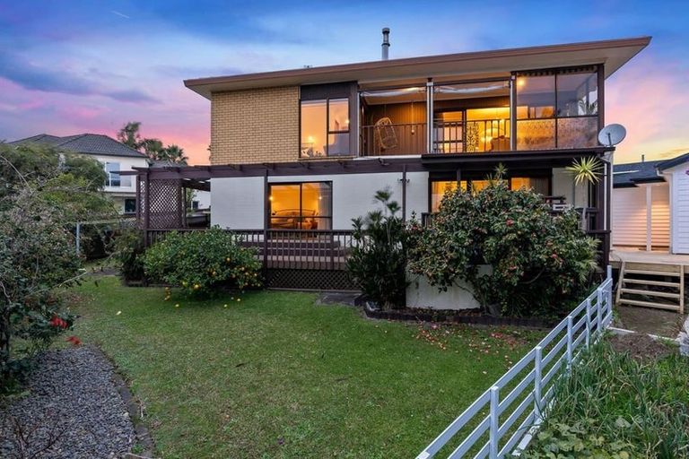 Photo of property in 37 Santa Monica Place, Goodwood Heights, Auckland, 2105