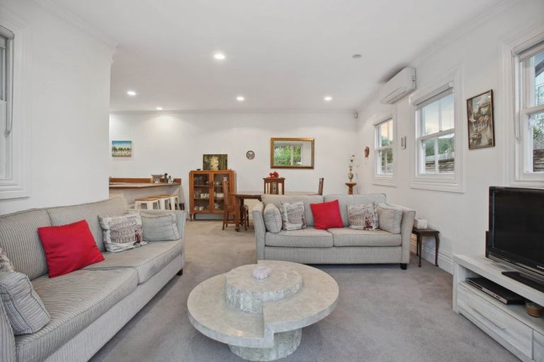 Photo of property in 1/14 Beach Road, Northcote Point, Auckland, 0627