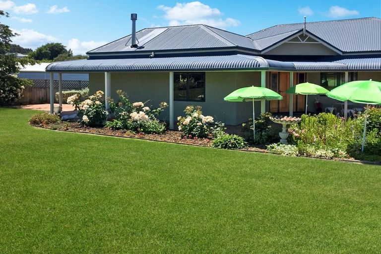 Photo of property in 20 Paraekaretu Street, Hunterville, 4730