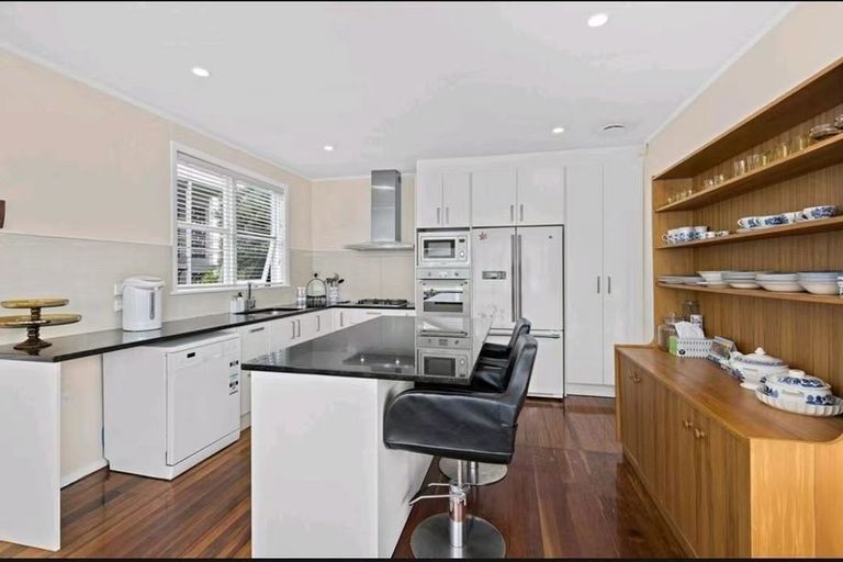 Photo of property in 2/221 Onewa Road, Birkenhead, Auckland, 0626