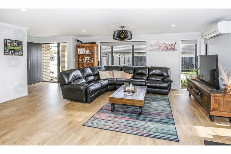 Photo of property in 22 Kauri Drive, Waiuku, 2123