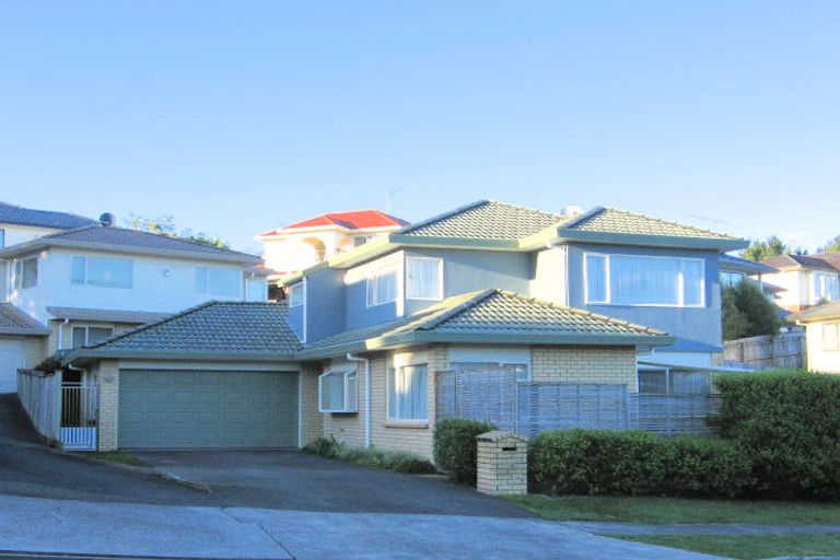 Photo of property in 2/8 De Havilland Drive, Goodwood Heights, Auckland, 2105