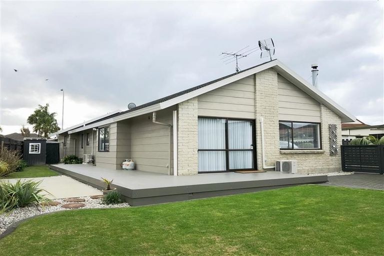 Photo of property in 22 Sturges Road, Henderson, Auckland, 0612
