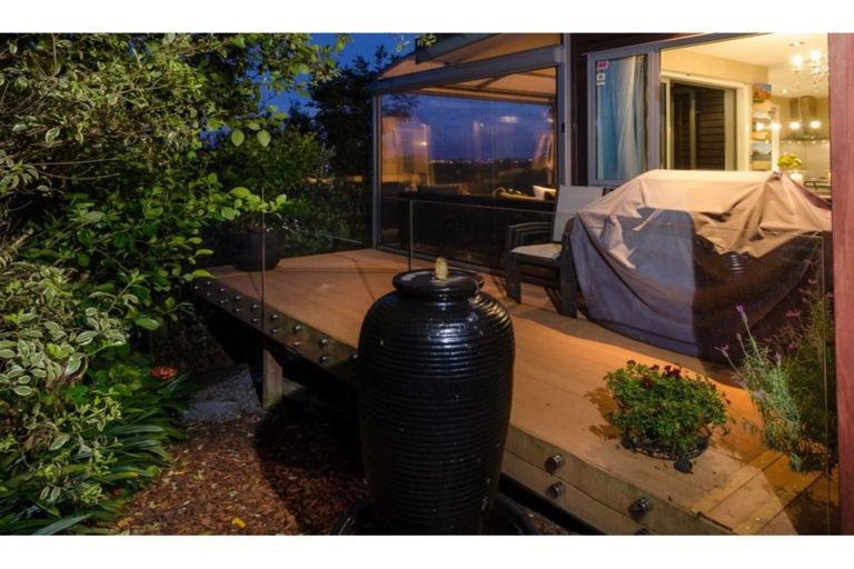 Photo of property in 5a Bernleigh Terrace, West Harbour, Auckland, 0618