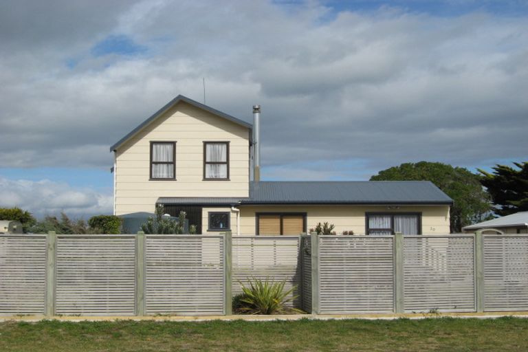 Photo of property in 20 James Street, Waikawa Beach, Manakau, 5573