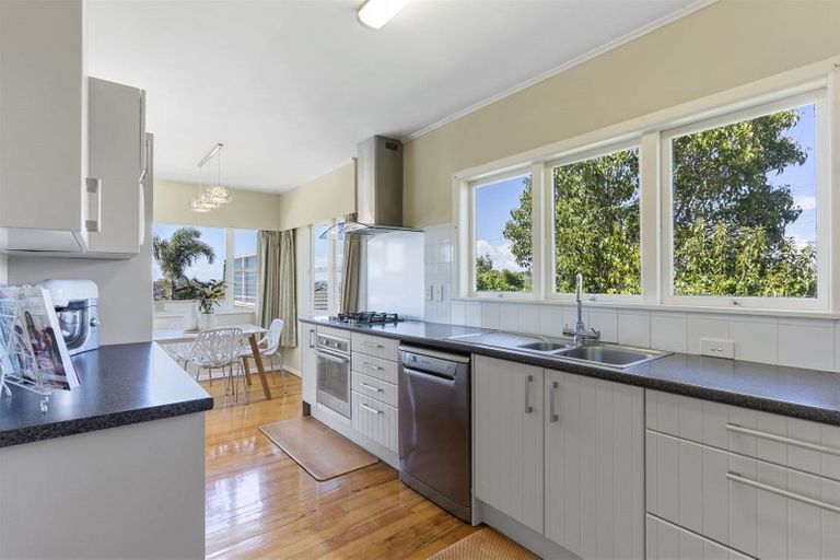 Photo of property in 16 Edgeworth Road, Glenfield, Auckland, 0629