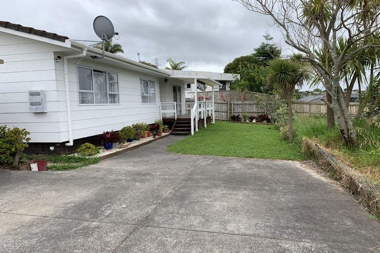 Photo of property in 2/82 Roberts Road, Te Atatu South, Auckland, 0610