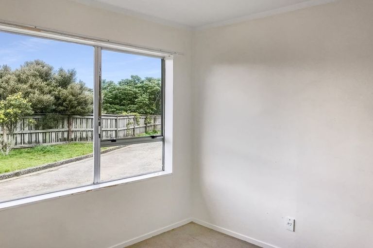 Photo of property in 15a Bayswater Place, Newlands, Wellington, 6037