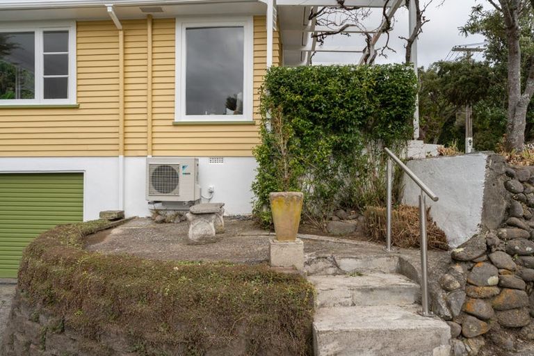 Photo of property in 1 Tainui Terrace, Tawa, Wellington, 5028