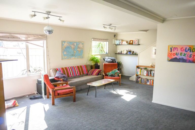 Photo of property in 2/131 Queens Drive, Lyall Bay, Wellington, 6022