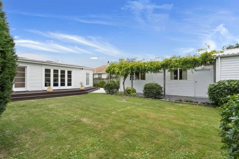 Photo of property in 17 Martin Avenue, Beckenham, Christchurch, 8023