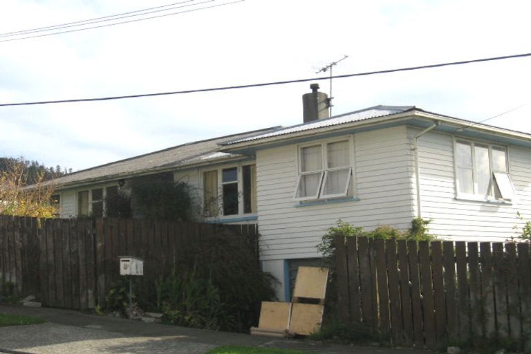 Photo of property in 2 Amundsen Grove, Stokes Valley, Lower Hutt, 5019