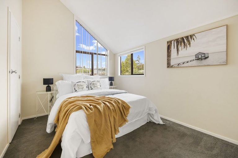 Photo of property in 2/179 Wiseley Road, West Harbour, Auckland, 0618